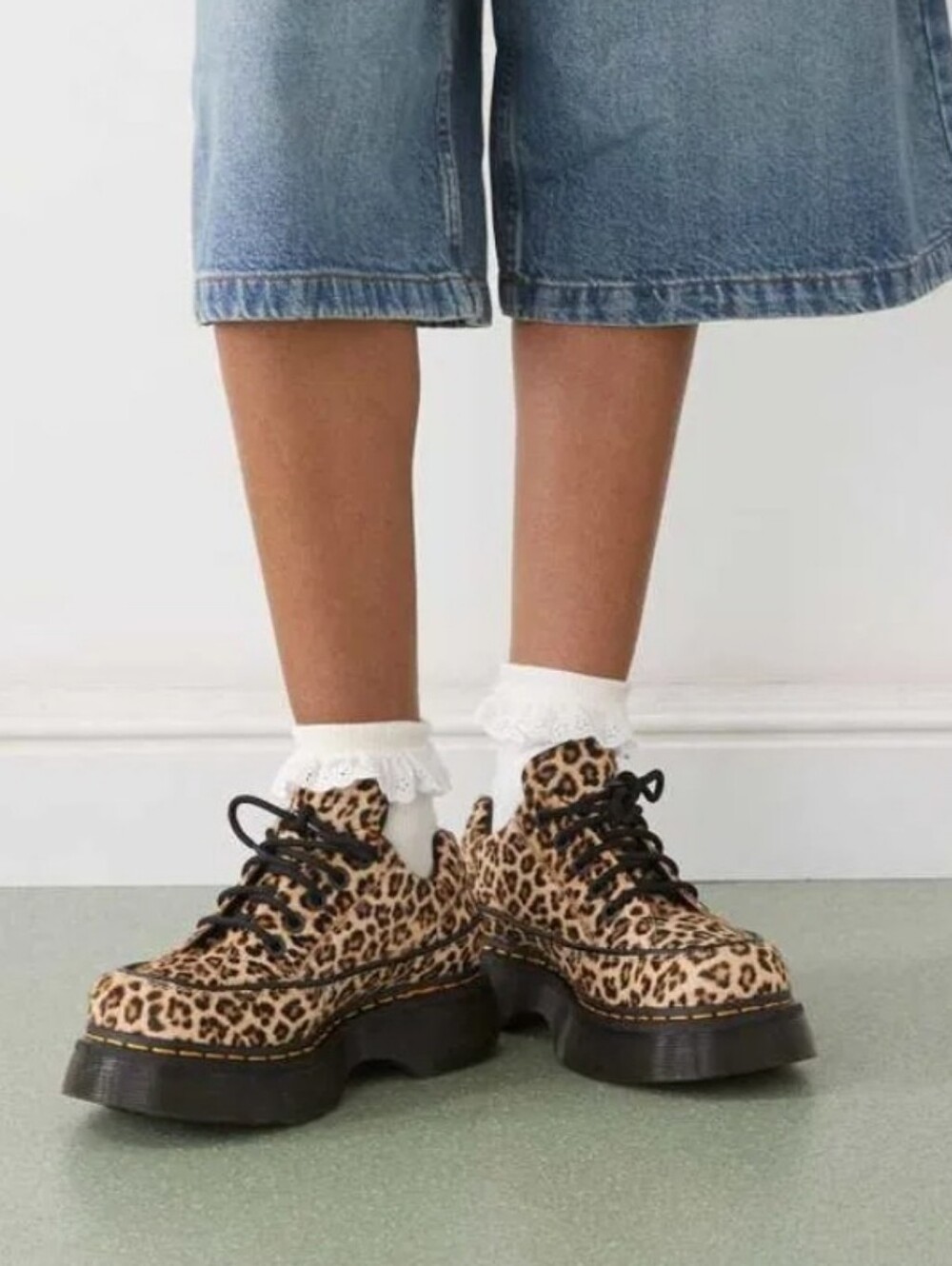 NWT Dr. Martens Buzz 5-Eye Leopard Shoes Sz. 6